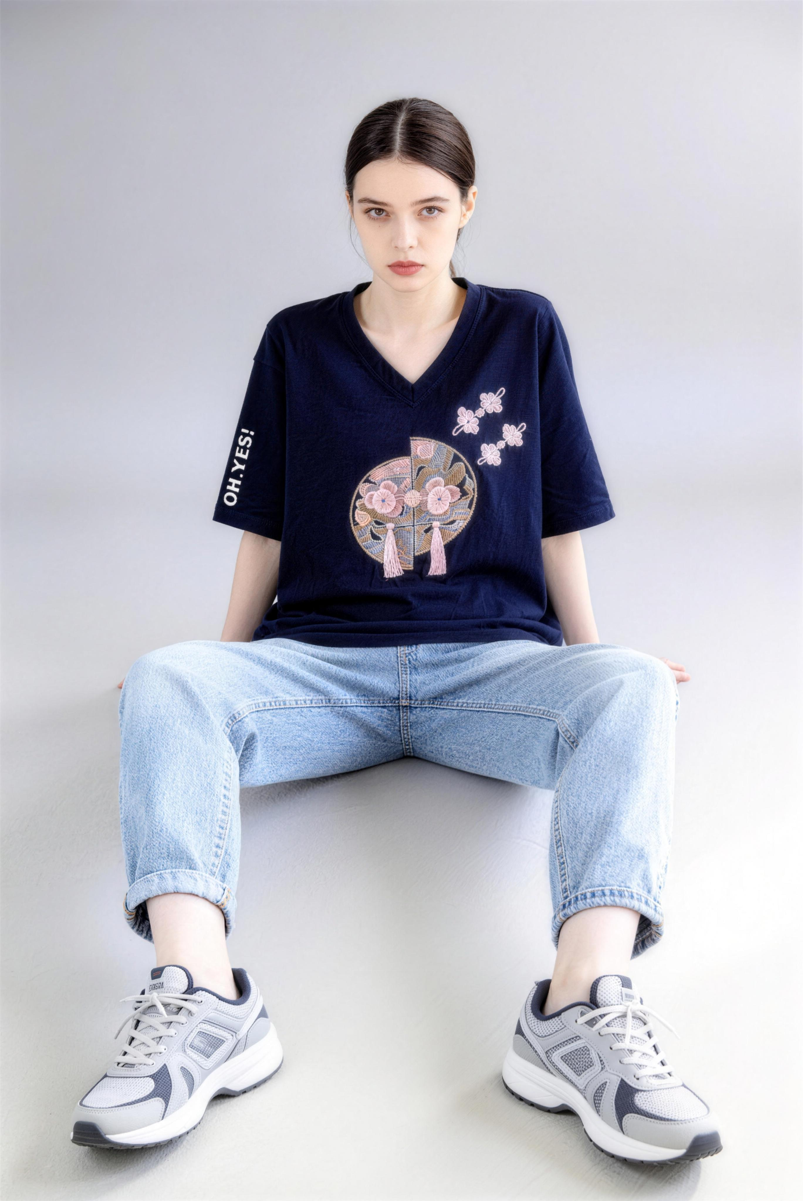 Model wearing blue new chinese style v-neck printed tassel short-sleeve t-shirt