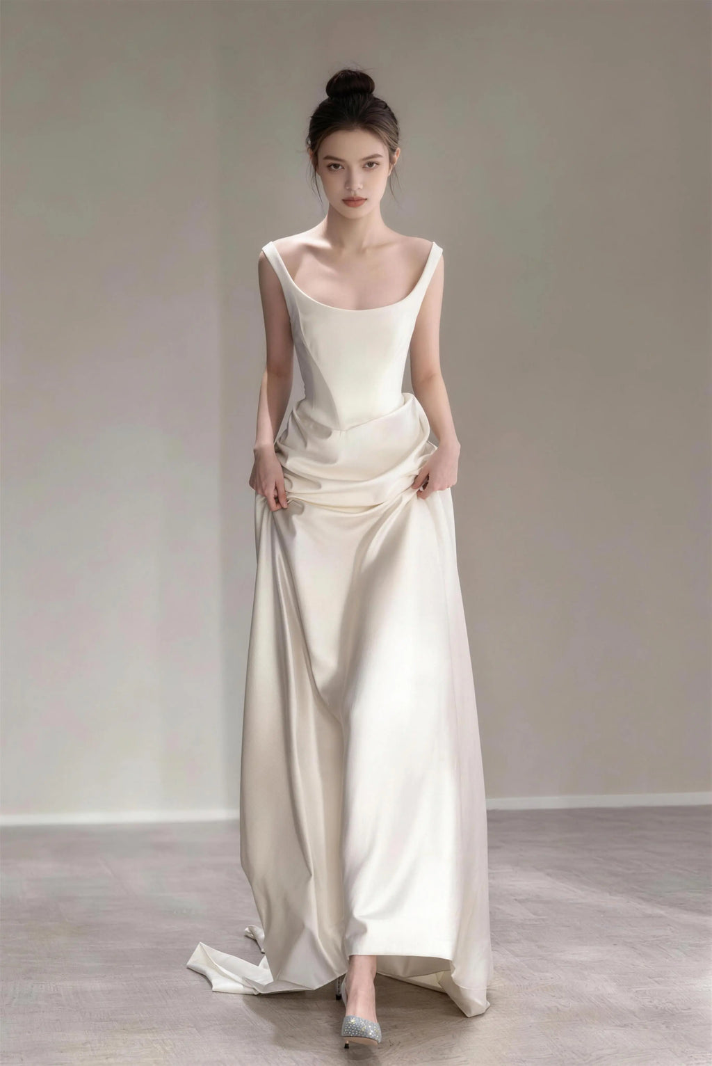 Sleeveless U-Neck Satin Maxi Dress with Small Train
