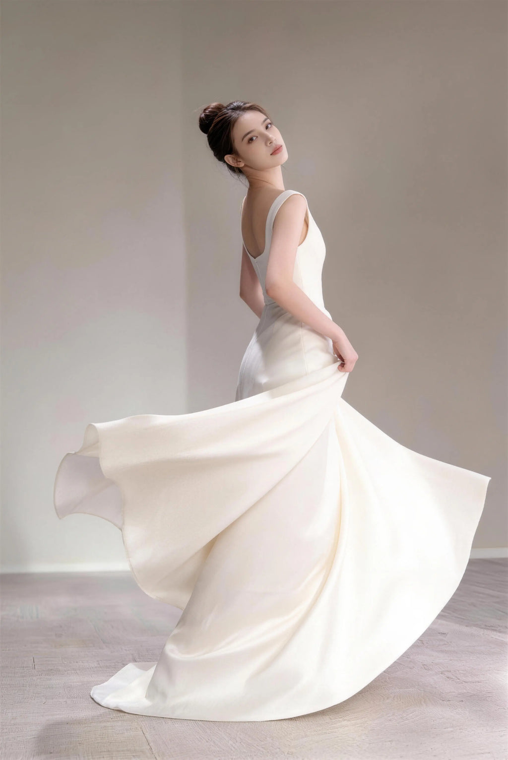 Sleeveless U-Neck Satin Maxi Dress with Small Train
