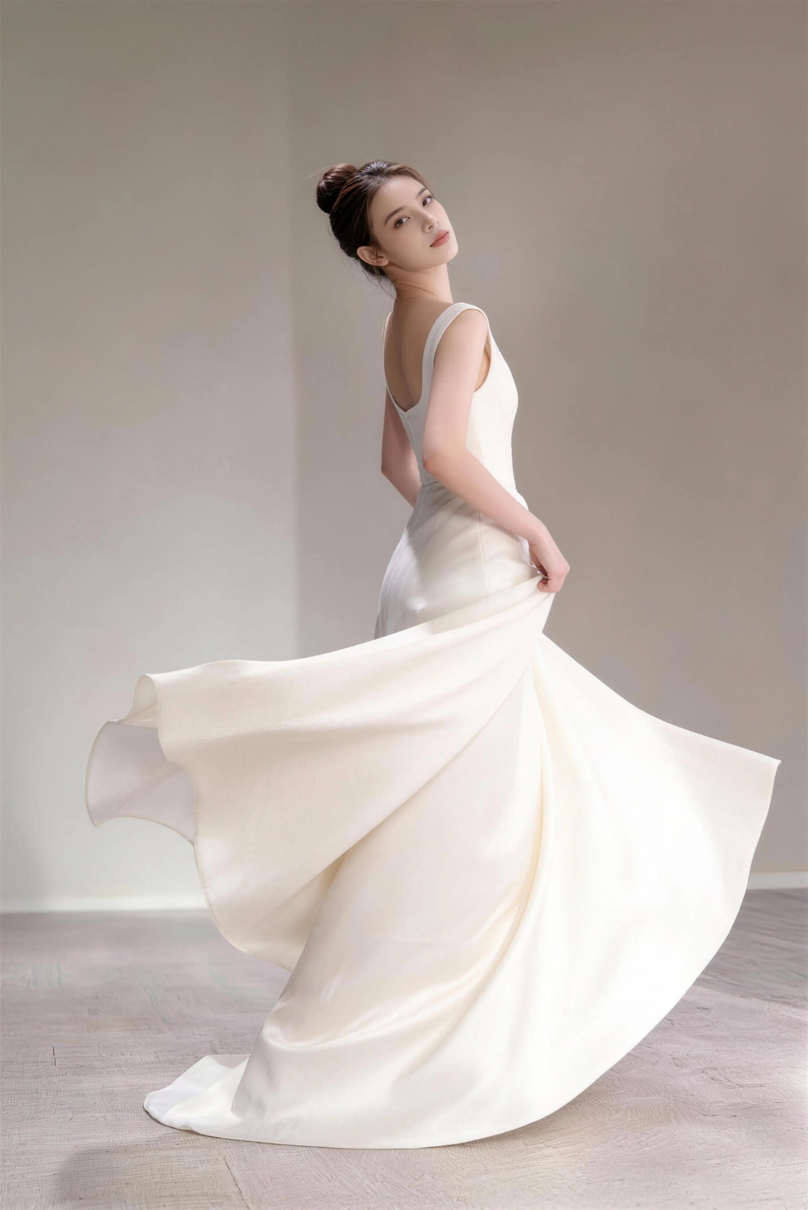 Sleeveless U-Neck Satin Maxi Dress with Small Train